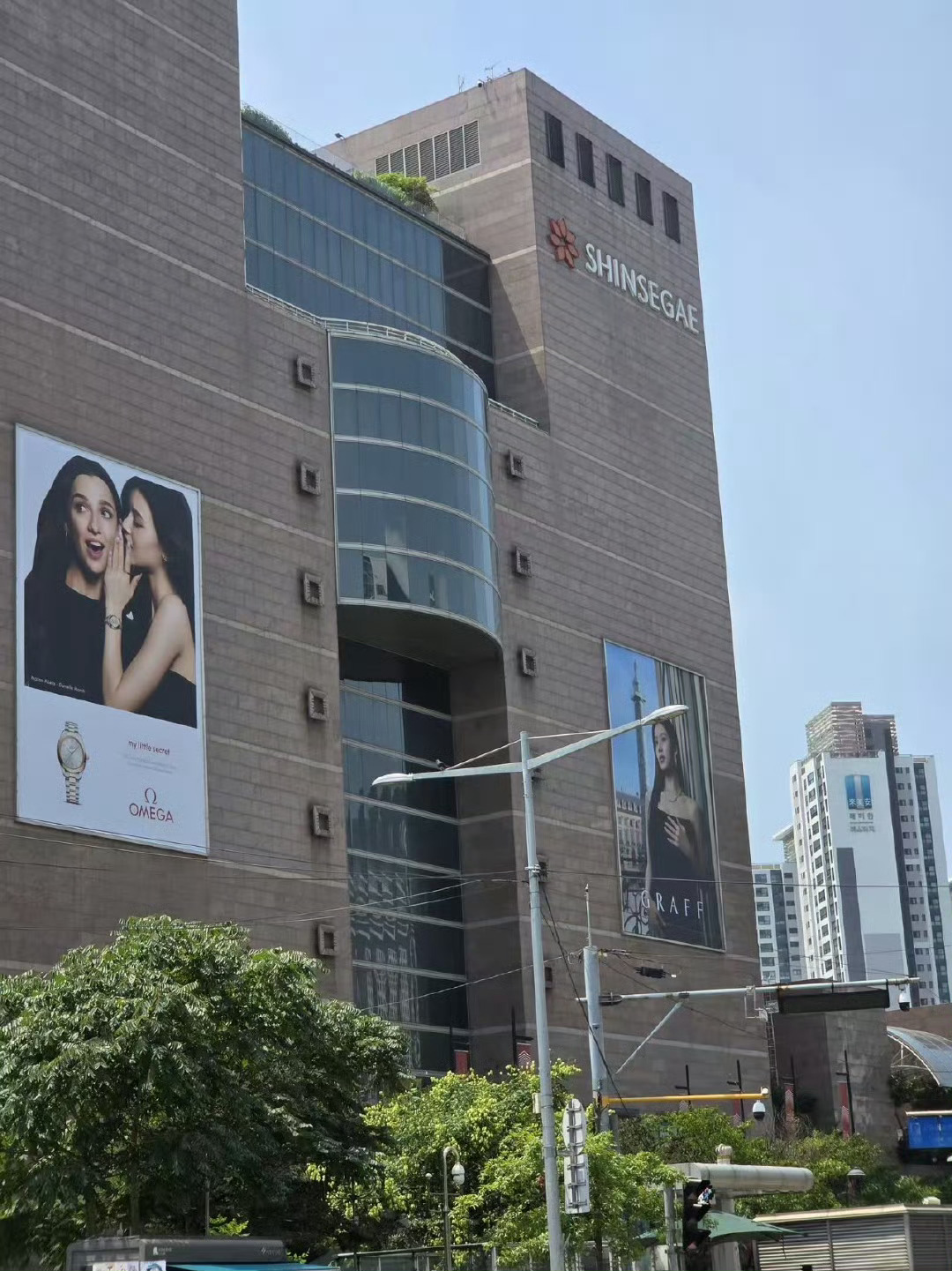 凑崎纱夏 x GRAFF High Jewelry  这组图品牌也铺了地广，与D