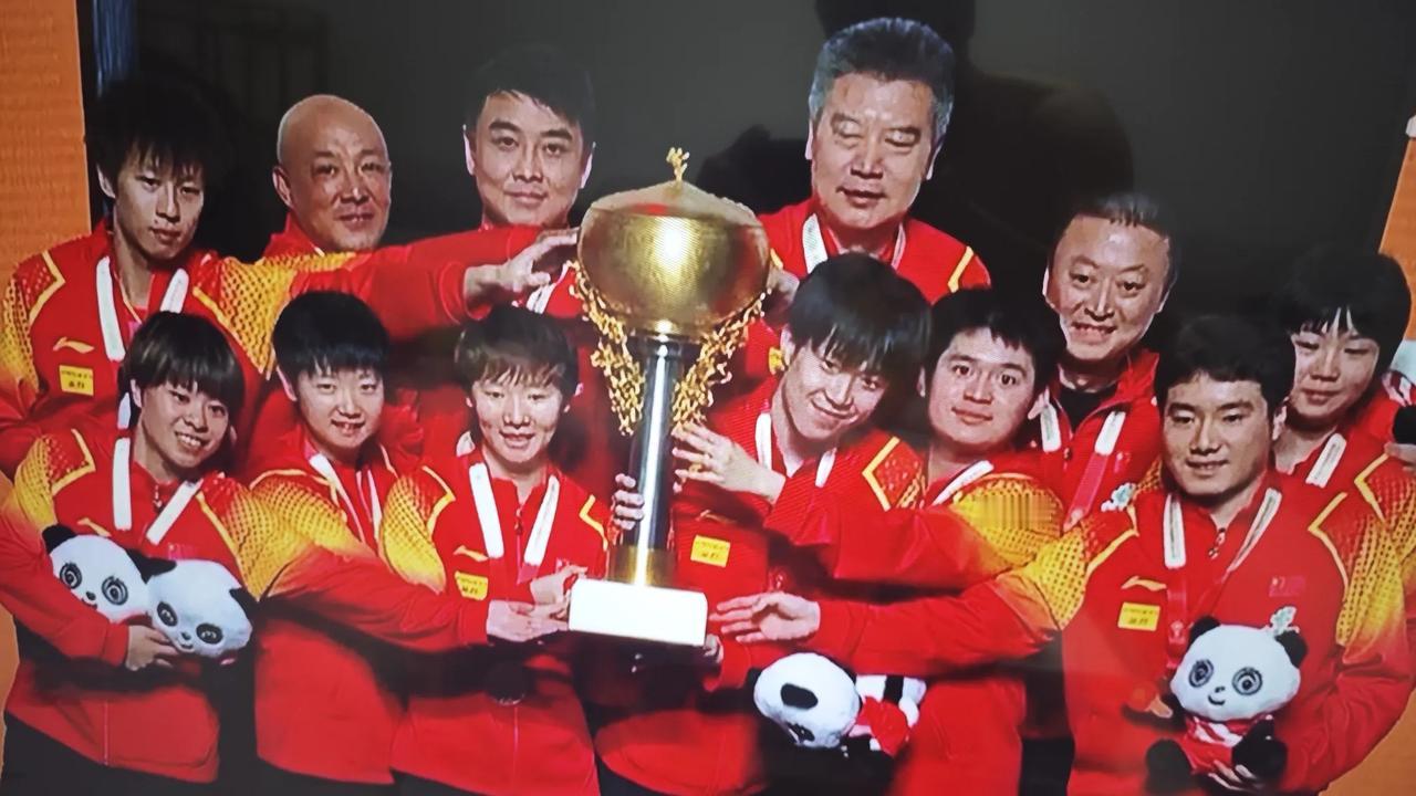 混团世界杯国乒夺冠！合影时，有个小遗憾，
站在C位共同捧杯的是王曼昱、王楚钦，而