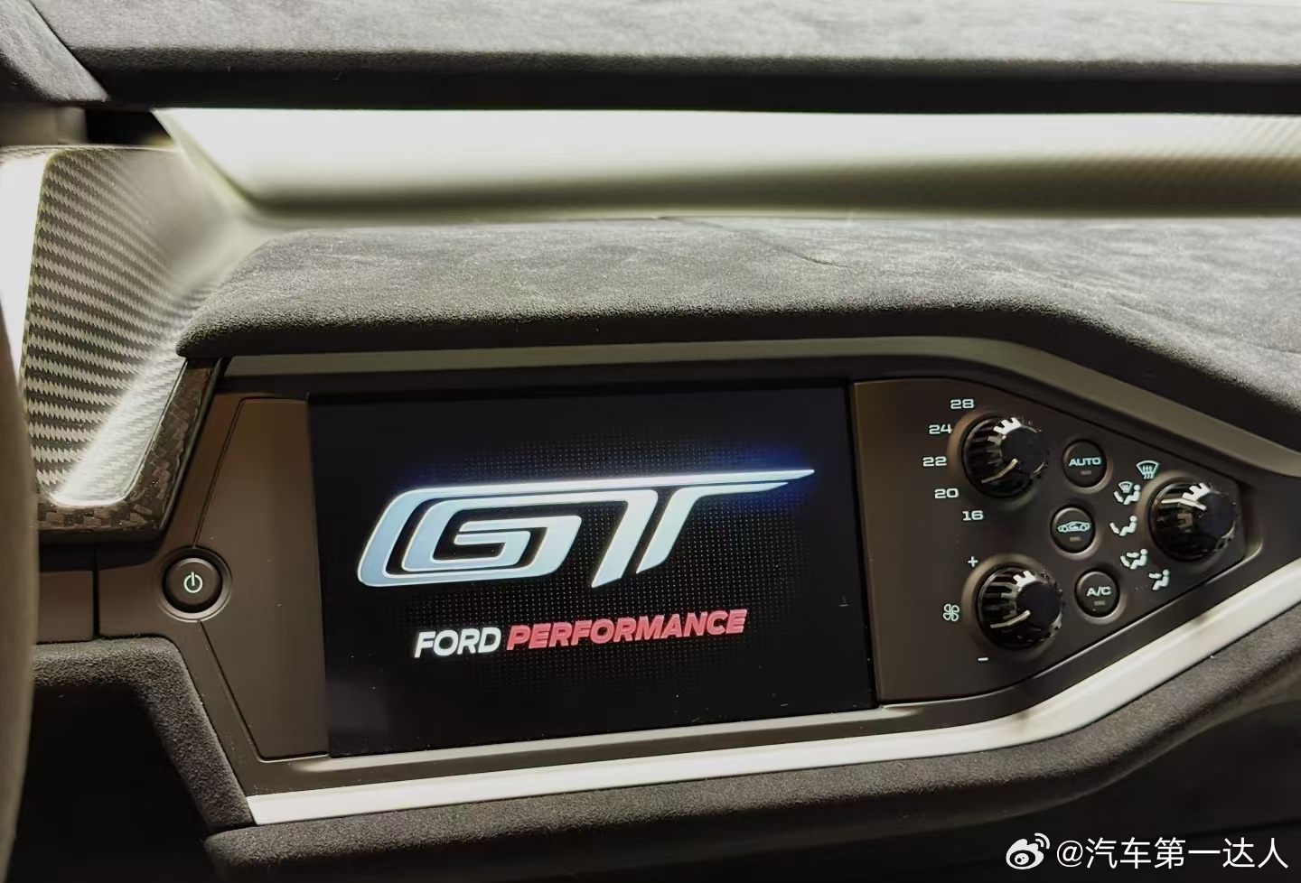 福特GT 碳纤维版，全球限量750台、25年 6 月，3000km，屠牛斩马 