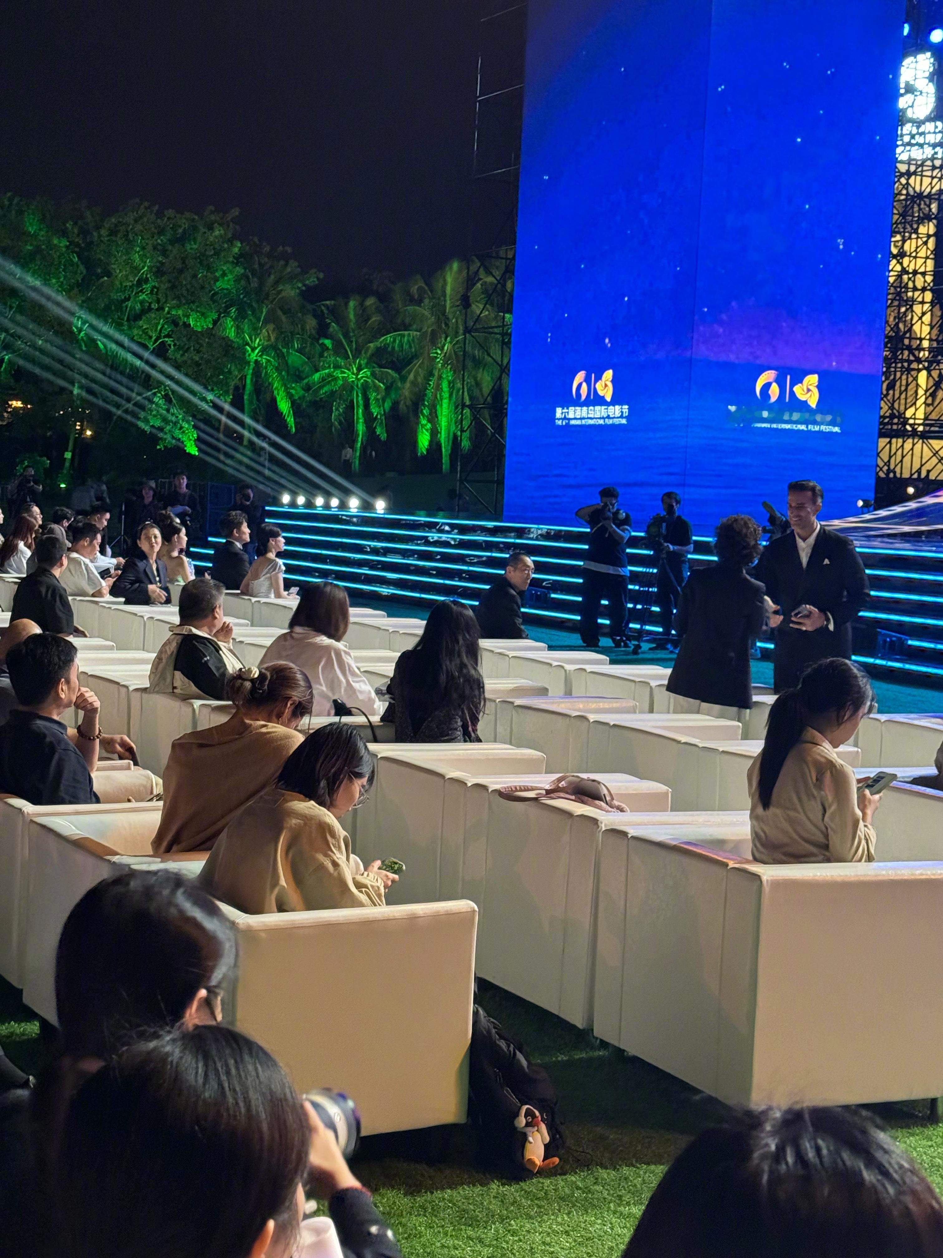 海南国际电影节开幕式，嘉宾座位还空了很多的时候，最大牌的张艺谋导演却已经准时到场