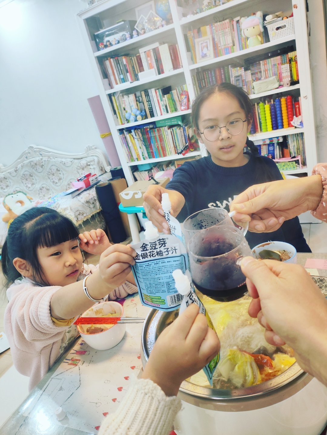 吃锅子，孩子们都拿了饮料，气氛到这儿了，和媳妇开瓶红的，多久没和媳妇喝了，应该说