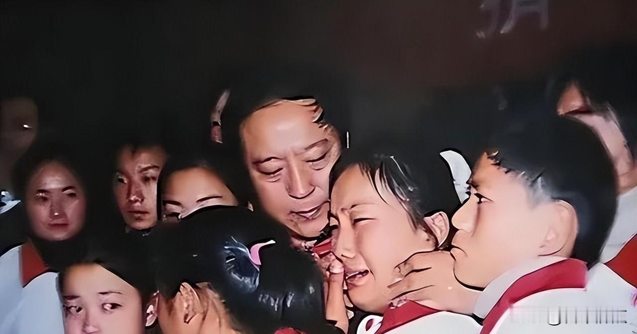 天通苑六楼晾着件蓝衬衫，牛群不演春晚了，儿子回国后话变少了。
他现在每天早上六点