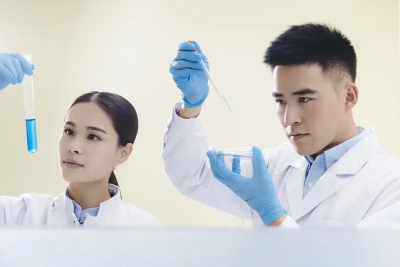 中国科技超越美国这事，还真有不少数据值得琢磨。有研究分析近600万篇论文发现，2