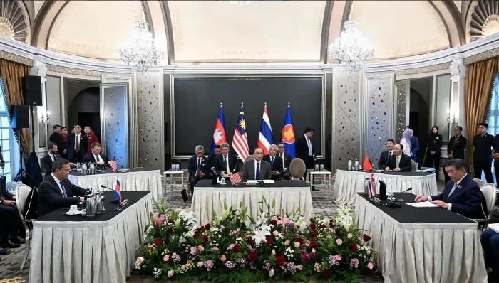 泰柬两国谈判开始，中美代表到场，而座位的摆放却透露出一个秘密，这样的安排蛮有讲究