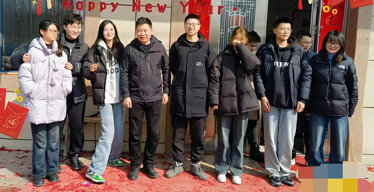 余承东回老家，和亲戚朋友合影非常接地气