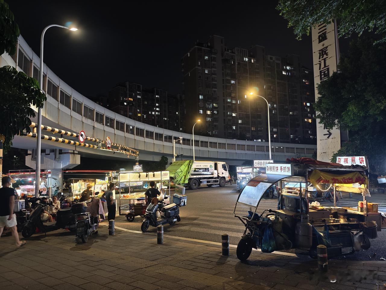 这里是福州临时夜市“小吃街”，温柔慰藉着前来的每一位食客：有刚下班、满身疲惫的打