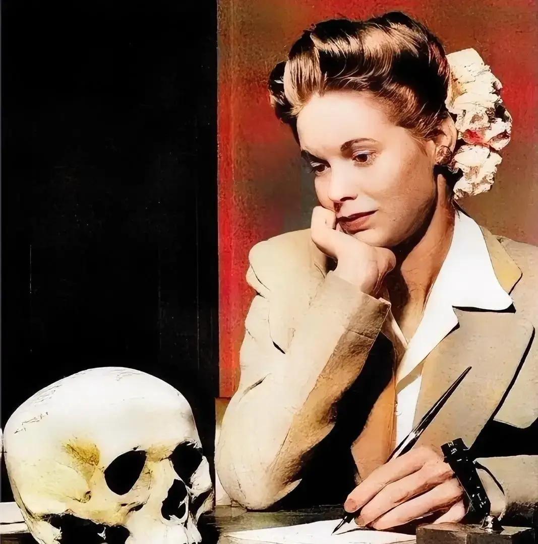 娜塔莉收到未婚夫从太平洋寄来的包裹，打开一看竟是一颗风干发黄的日军头骨。
照片里