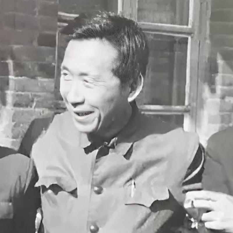 高建国，男，汉族，1954年10月生，山东青岛人，军事学博士，中将军衔。1972