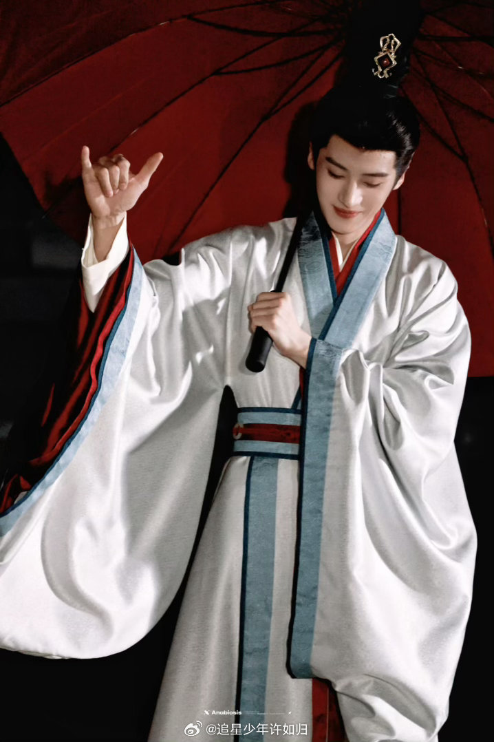 闫桉月鳞绮纪一人分饰哥俩闫桉打戏拍出人生镜头 《月鳞绮纪》闫桉一人分饰两角太绝了