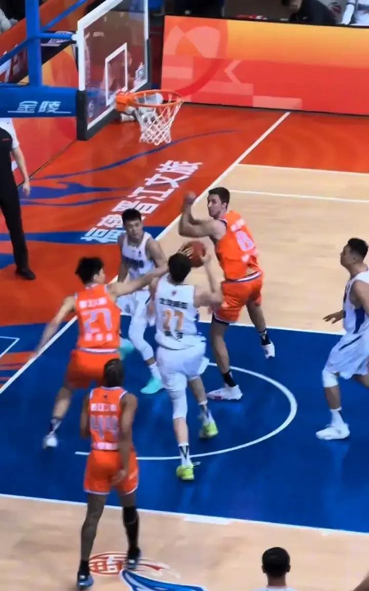 周琦今天把地板擦亮了
 
首钢打广州，他倒地抢球那一下，膝盖直接磨出三道血印。裁