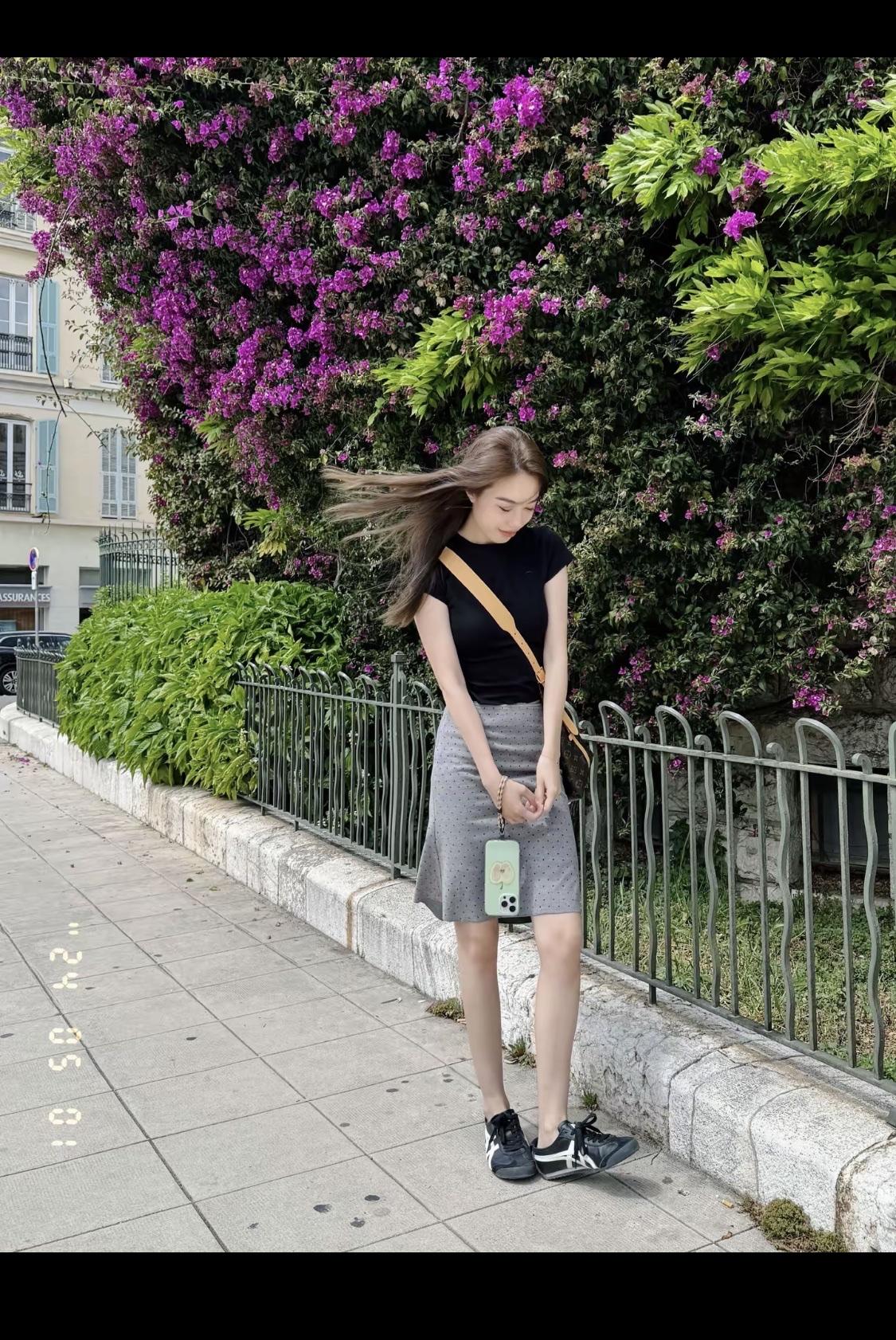 阳光明媚的午后，悠闲地坐在街角，享受生活的美好。