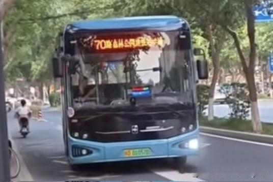 其实我感觉应该给咸阳西郊到北郊弄一条公交线路！
咸阳西郊处在咸阳高新区，而咸阳北