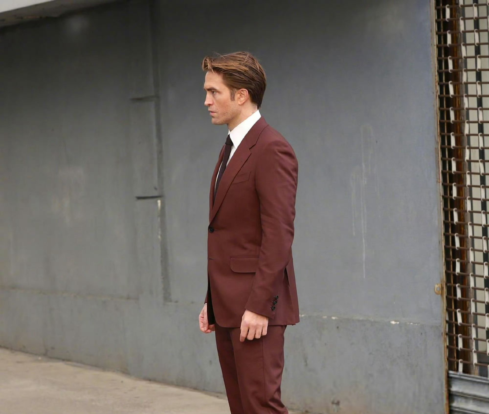 罗伯特·帕丁森在新片《洪水将至》拍摄现场 