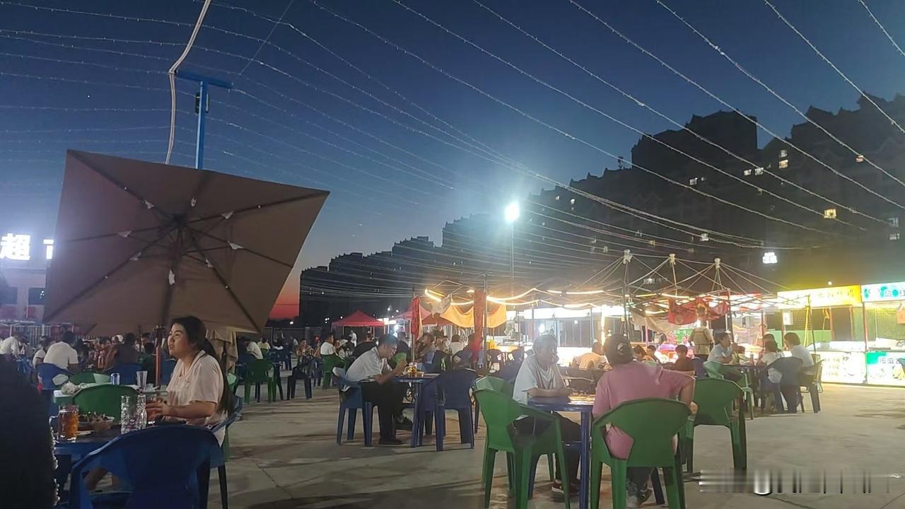 粉丝供图！西山人的夏日夜生活彻底被点亮！酉众和夜市一开，周边街坊晚上遛弯觅食终于