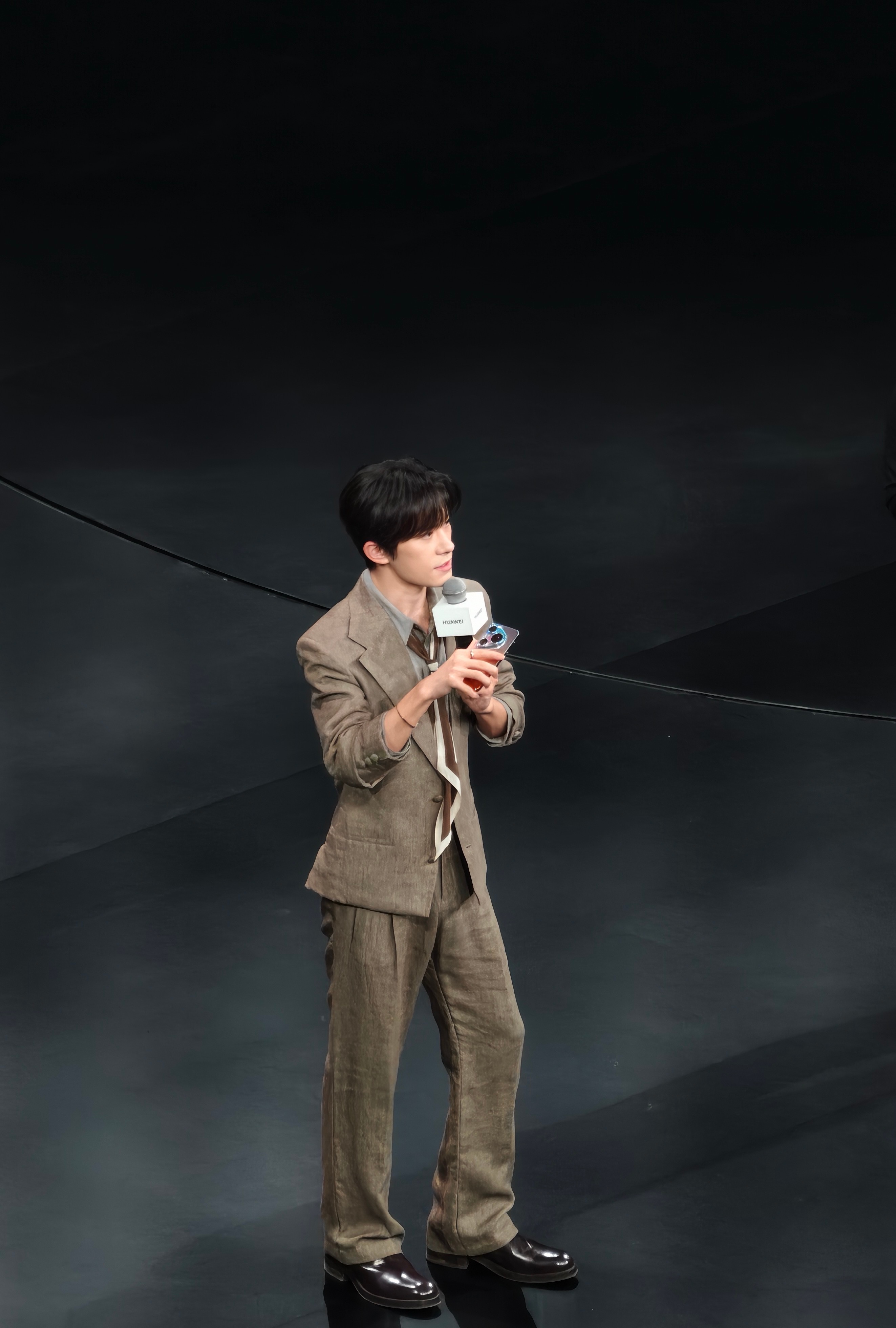 追星女圆满的一天 俺看到千玺了手上拿着橘子海配色的华为Pura90 Pro Ma