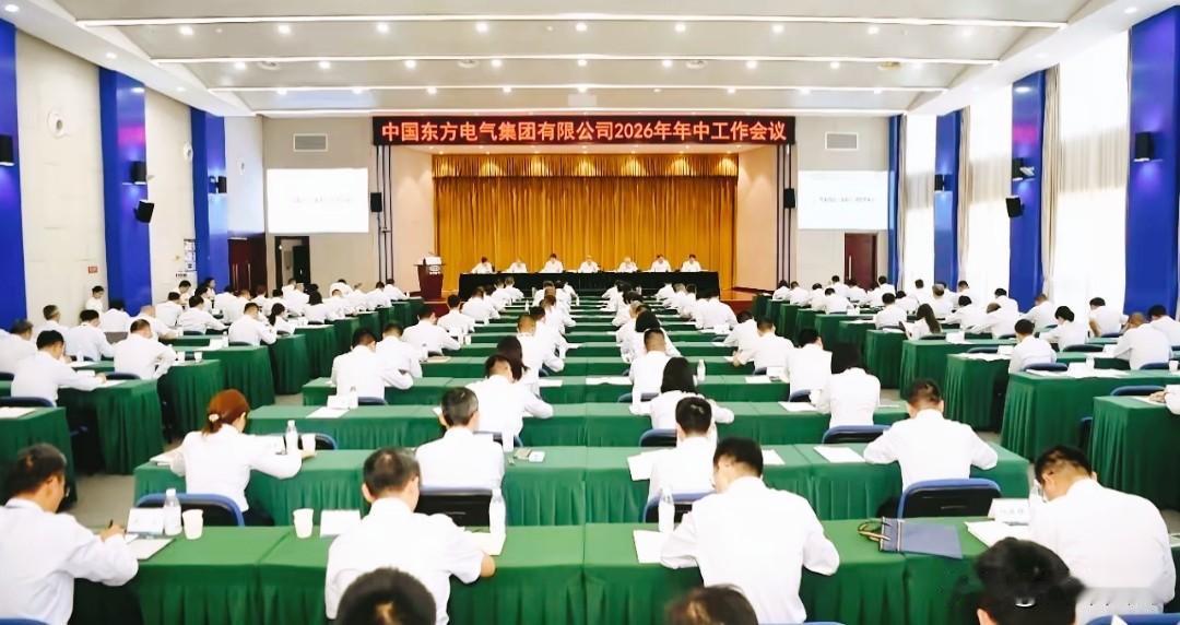 瞧瞧这阵仗、这气势、这排场，像极了小学生的期中考试。单人单桌，严禁交头接耳，众人