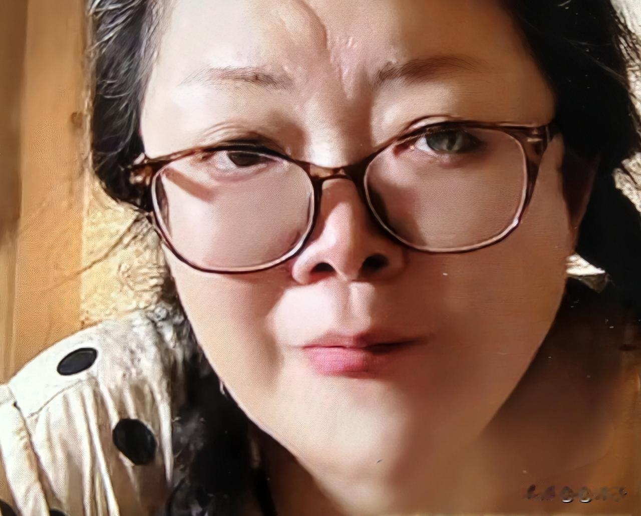 好久没看岚胖子了，刚看见她一改过去的嚣张气焰，说话低声下气的，神秘的说做了一个“