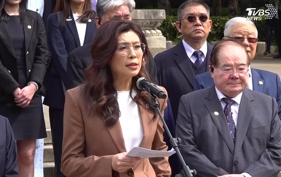 郑丽文和龙应台都谈和平，龙应台为啥就更让人反感！？

郑丽文和龙应台的 “和平论