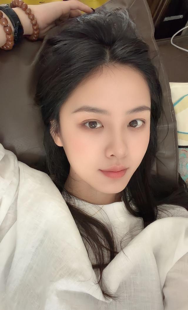 快四十了还觉得自己年轻，真不是疯，就是嘴硬。四十岁身体二十岁想法，主打一个错位。