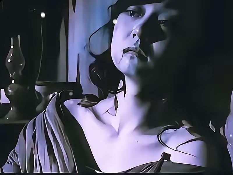 她真想一头撞死。真的。
被扔进西宁的大仓库里，每天都有不同的男人来糟蹋她。可是一