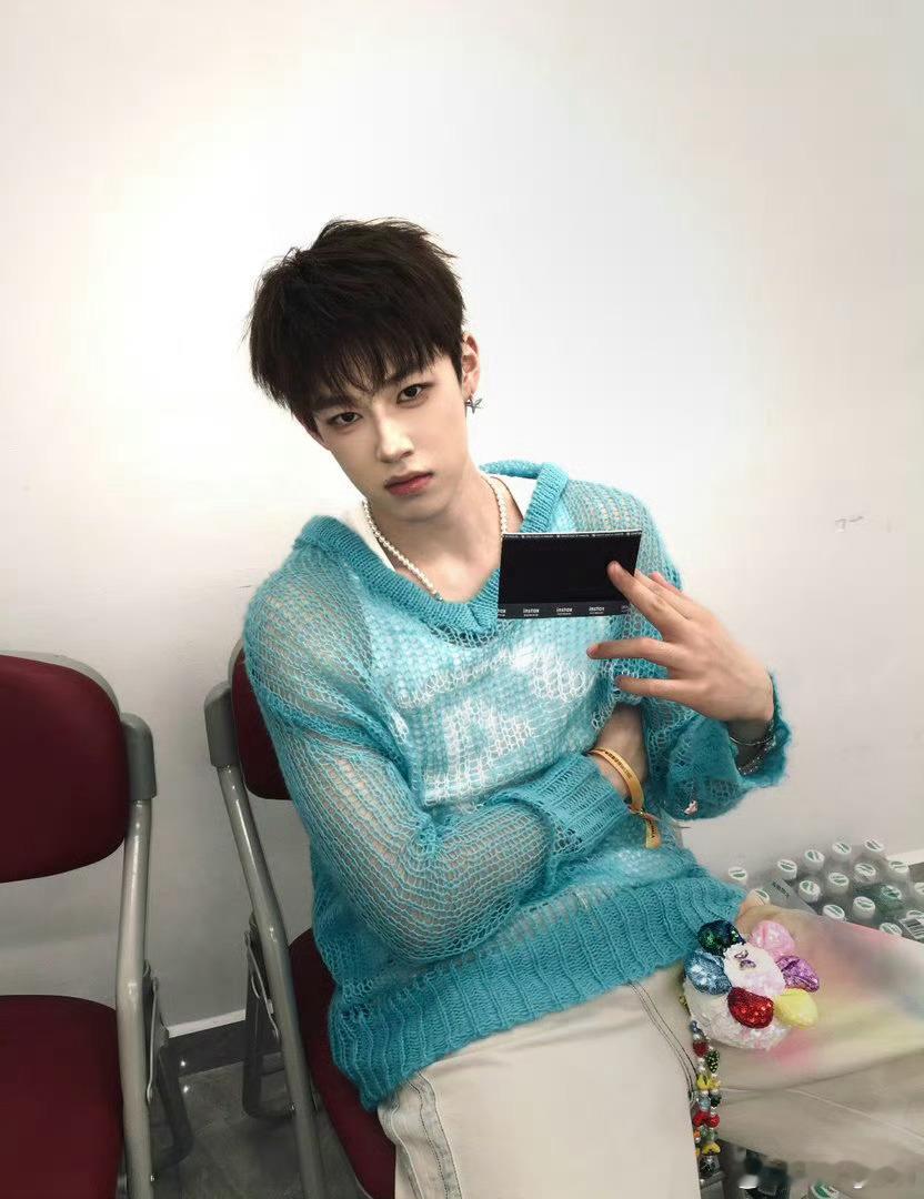 韩汶栩宣布恋情靠女友粉赚钱的就别想着谈恋爱了吧…跟爱豆一样有点职业操守行不 