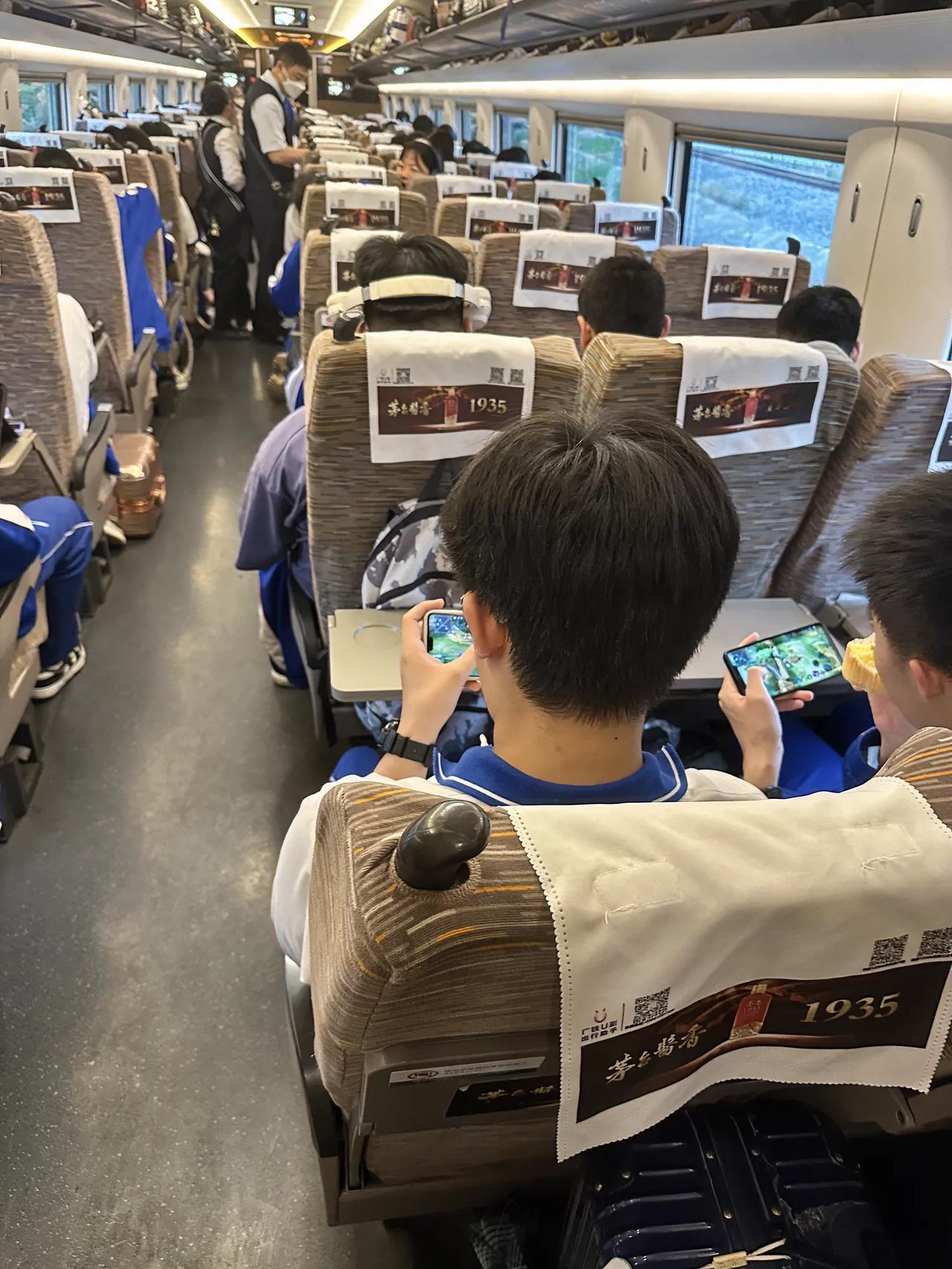 上高铁时，偶遇高中生团队去南京研学。
清一色的校服。连续几个车厢都是。

男孩子