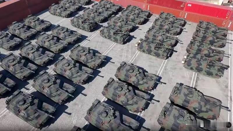 美国第二批42辆M1A2T坦克准备抵台。
7月23日，台媒体独家报道称：M1A2