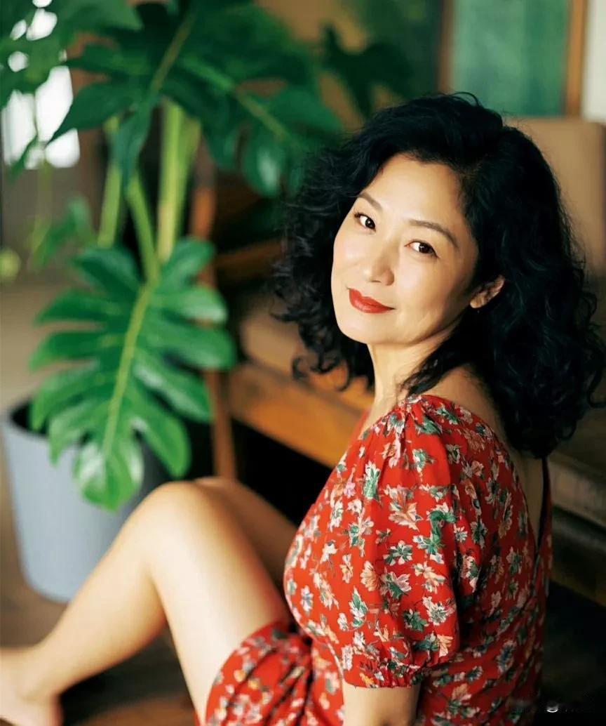 《红裙熟妇》
 
熟妇身着红裙装，
卷发披肩韵味长。
玉手轻放腿边藏，
红裙如花