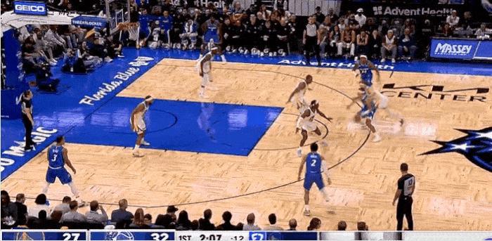 价值所在！霍福德镇守内线送出大帽！
在今天NAB常规赛勇士对阵魔术的第一节比赛中