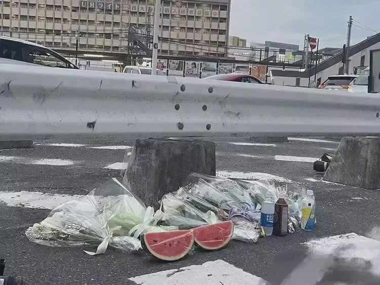 安倍死了，祭品只有两片西瓜；尹锡悦他爹死了，祭品却有一整个西瓜[允悲]🍉🍉?