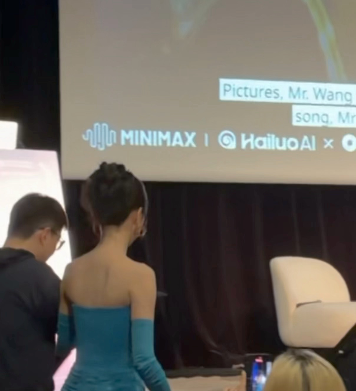 虞书欣戛纳蓝色妖姬造型与金色礼服造型，两套衣服都好美啊，生图状态满分！肤白貌美真