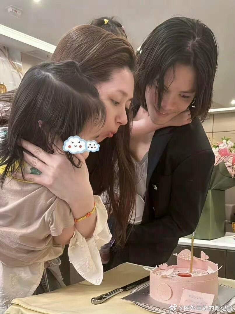 向佐是只顾着P自己吗快把郭碧婷拉成外星人了，真的看着莫名的喜感，向佐果然是搞抽象