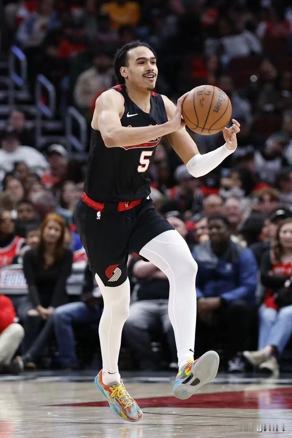 山东高速这波引援真的是憋了个大的，直接把前NBA球员达拉诺·班顿签下来了，等CB