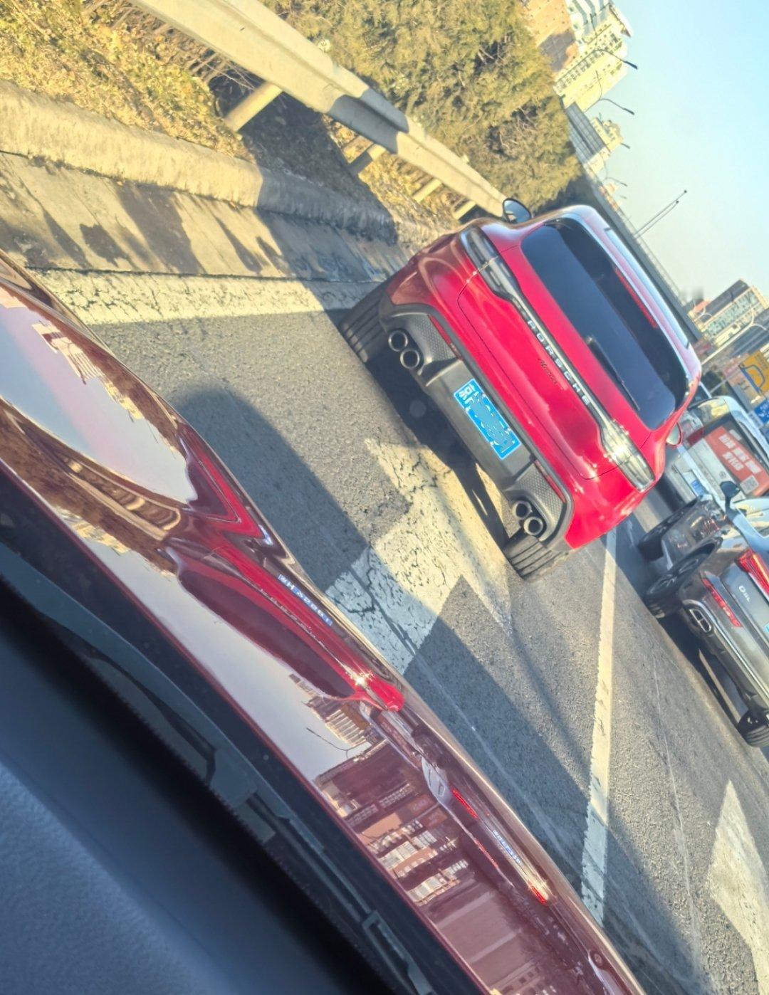 今天街上遇上同色竞品了，但我看这轮胎尺寸和四出尾排，怕不是普通Macan，而是个