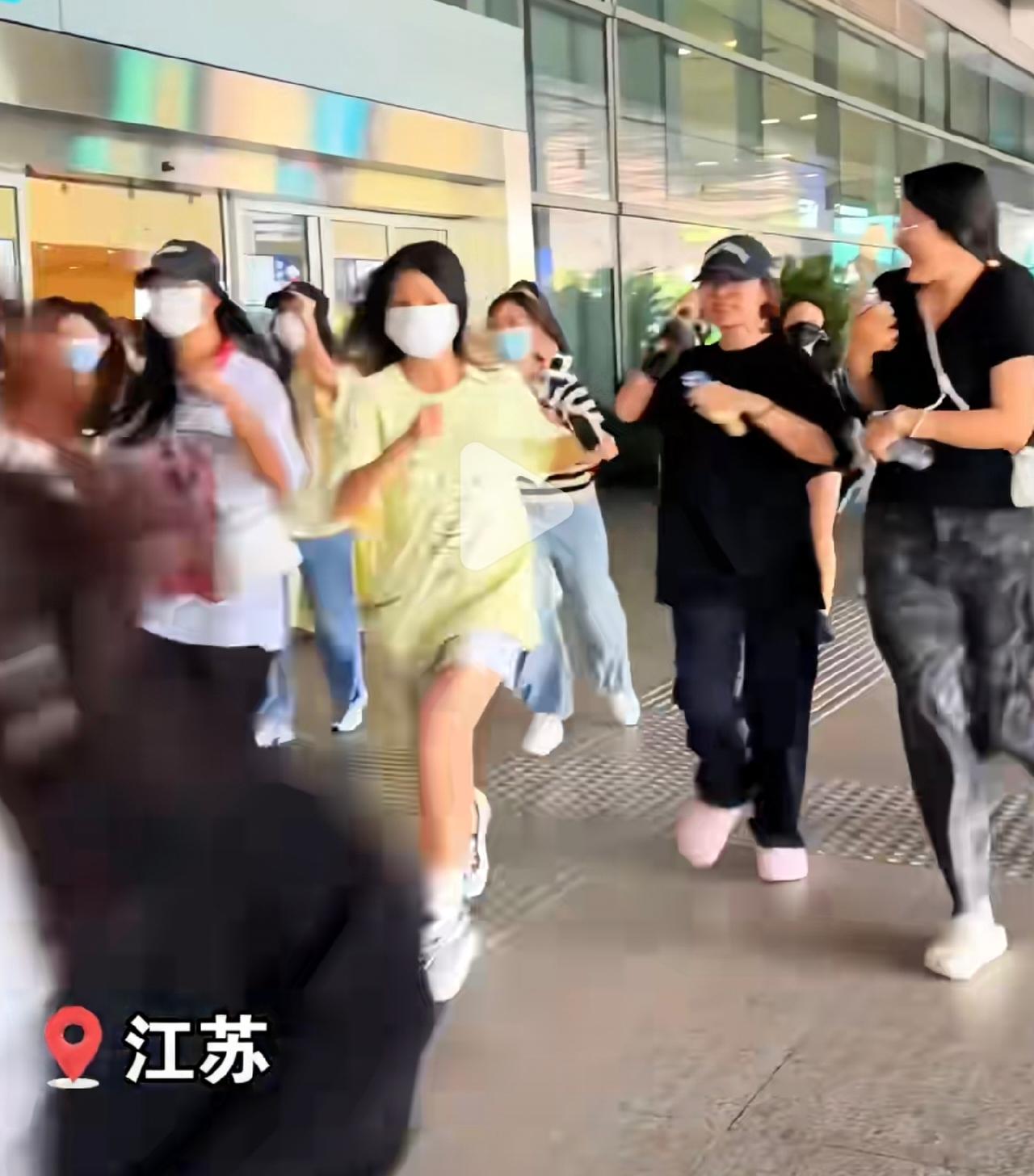8月2日，时代少年团“加冠礼”上海体育场开唱。
5万多年轻女孩上海体育场欢聚，​