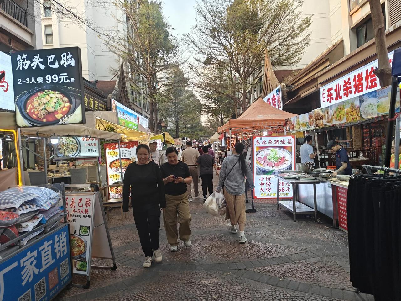 昨天傍晚我们去了东北街，我有一个礼拜没有去了。
​只是隔了一个礼拜，东北街上人真