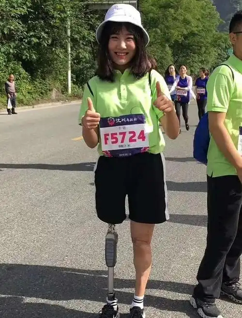 汶川钢腿女孩靠毅力破茧成蝶失去右腿却锻造出钢铁般的灵魂，这位汶川姑娘用十年光阴完