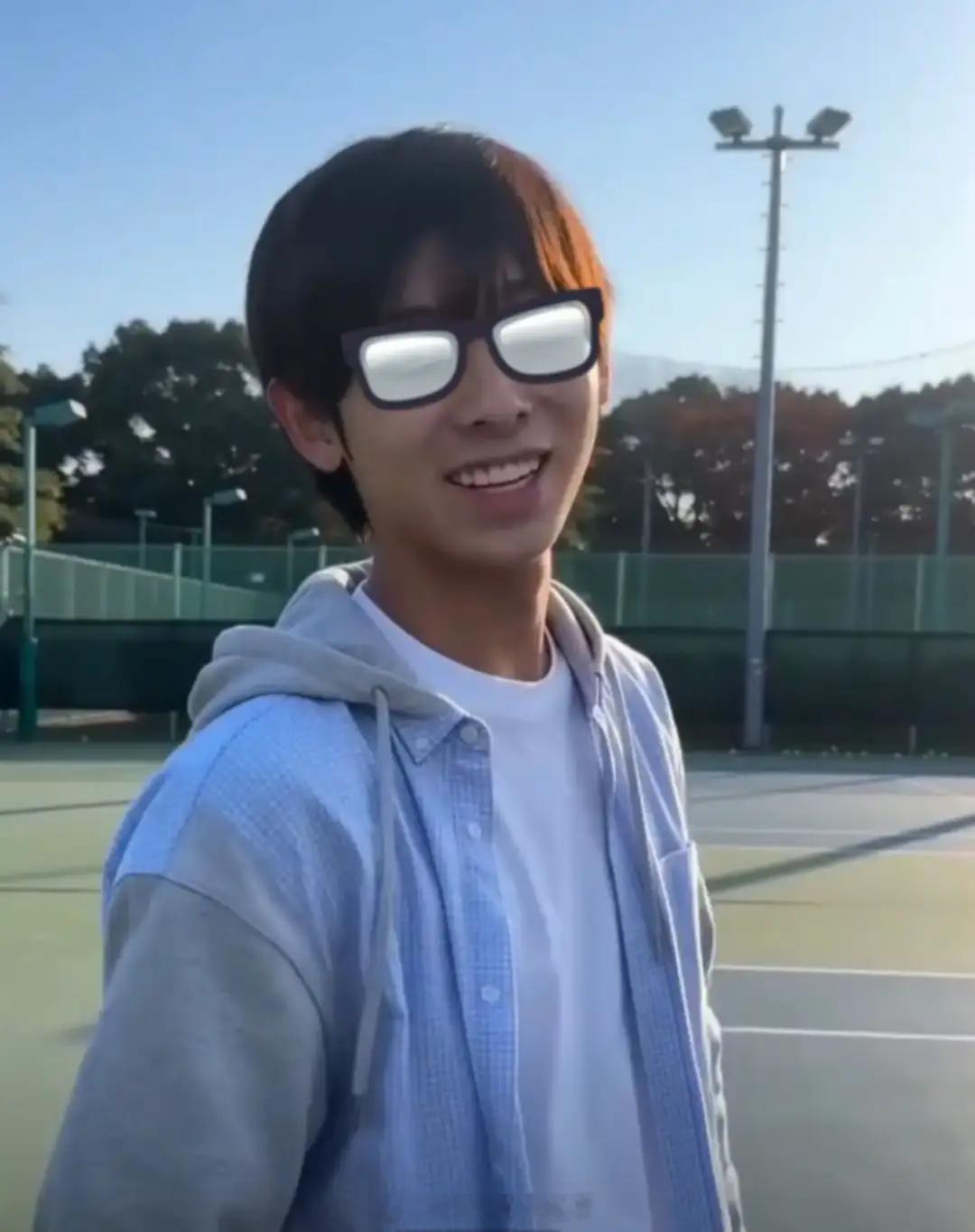 17岁Kimi近照17岁Kimi正脸照 林志颖与大儿子同框，17岁Kimi好阳光