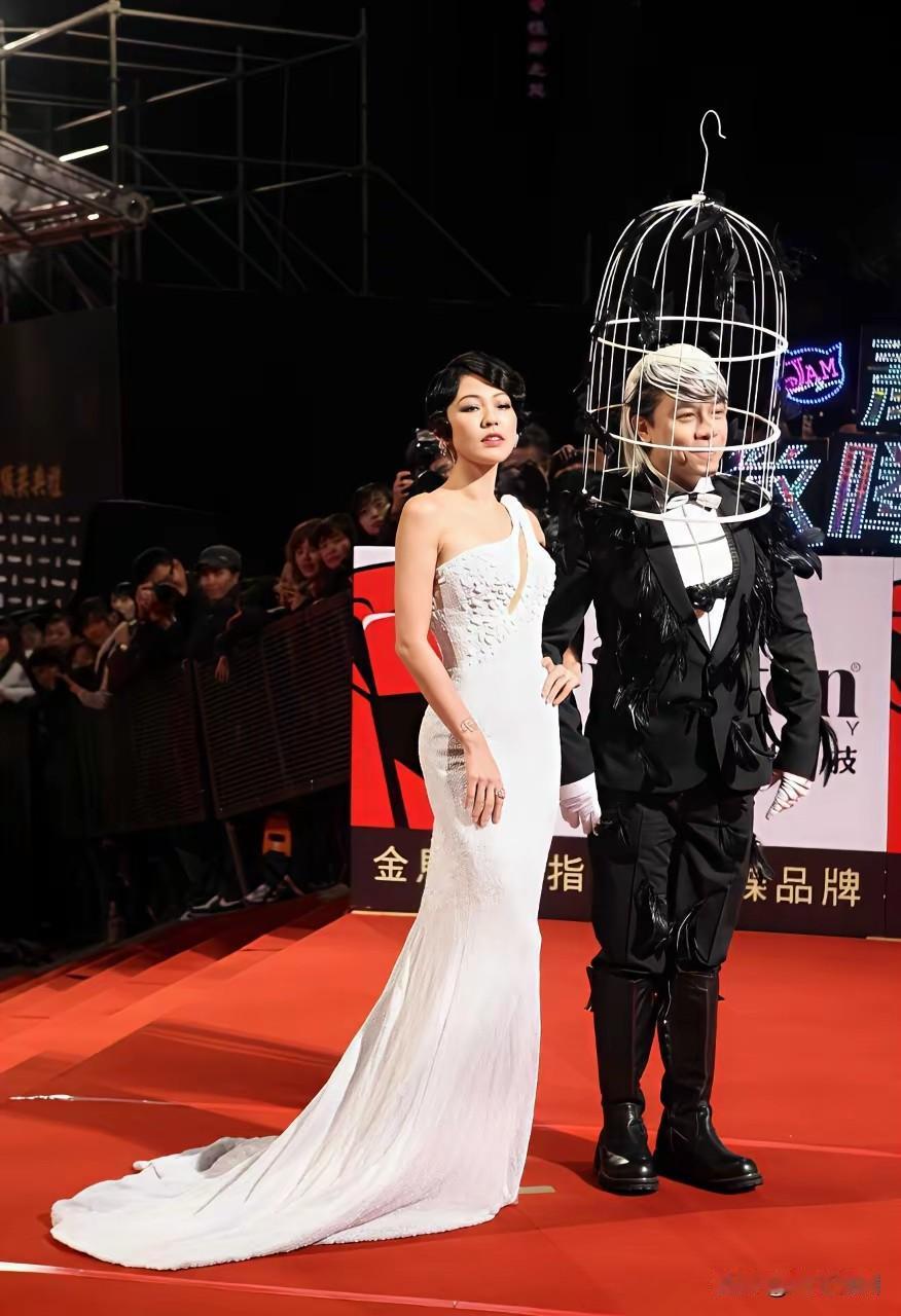 我真不知道为什么很多人喜欢这么一个娘不娘，炮不炮的主持人，这玩意要是放在咱这边，