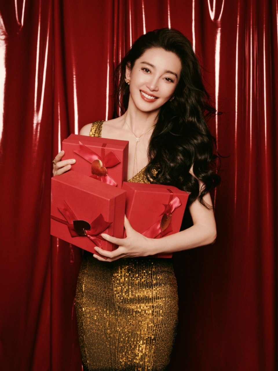 李冰冰登场即焦点 李冰冰优雅亮相微博之夜 ，就这样轻轻松松瞩目全场 ！✨你莲的大