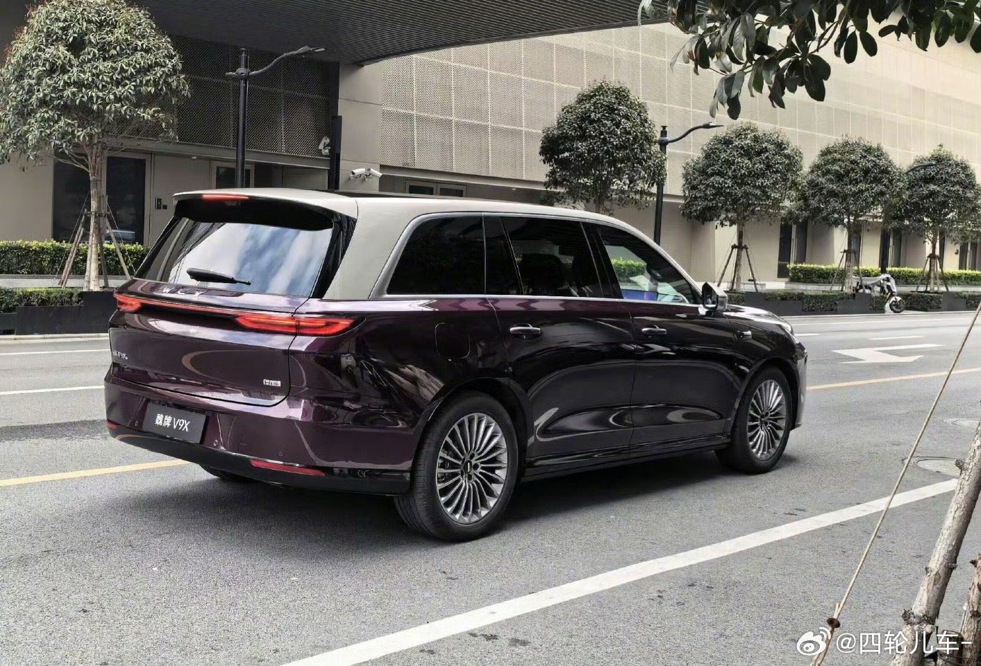 汽车  魏牌V9X街头实拍，双拼色真有高级感，据说这车配置堆的贼高，期待试驾了。