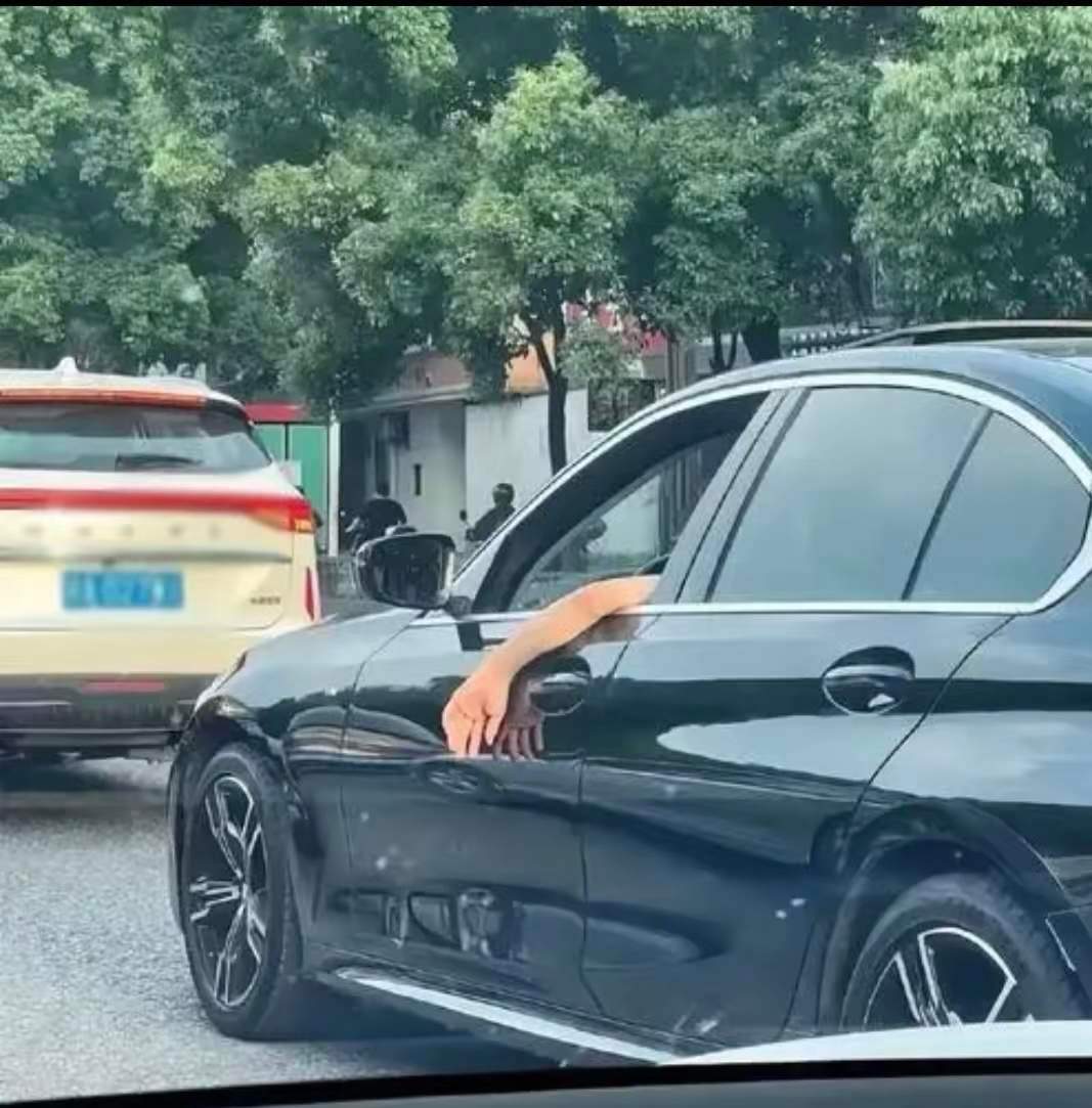 日常出行时总会发现一些人在开车时喜欢把手伸出车外，所以真心好奇，这个姿势是显得自
