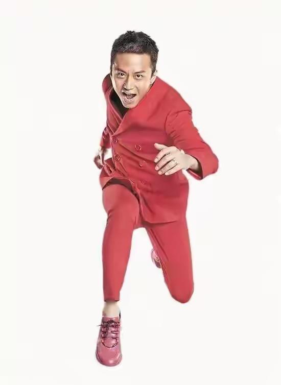 要知道这80万粉丝的奔赴，从不是凭空而来的流量狂欢，而是邓超二十余年扎根荧幕、扎