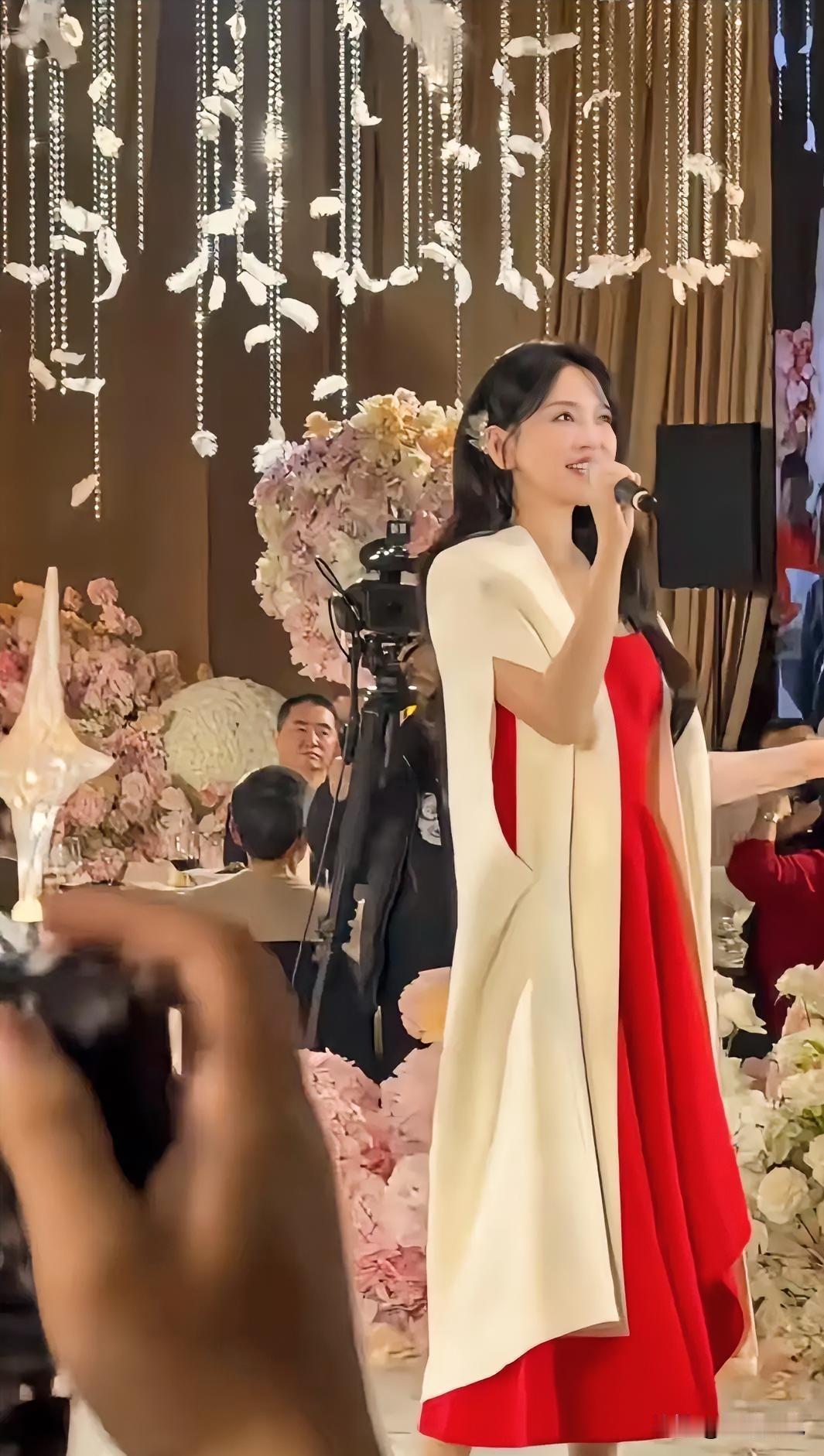 真的是人比人气死人
这家人可真有钱
婚礼请金莎来唱歌，10分钟35万费用


