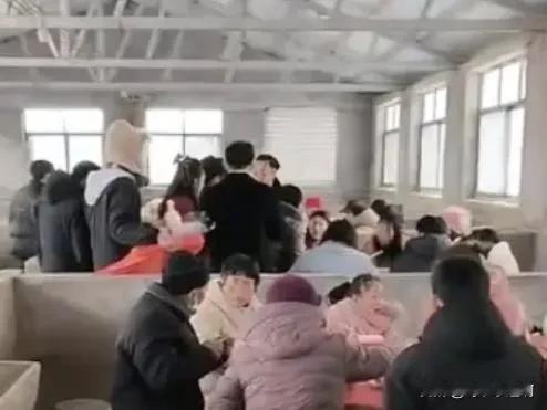 在河南某地，一场特殊的婚宴引发了广泛关注。与众不同的是，这场婚宴的举办地点是在一