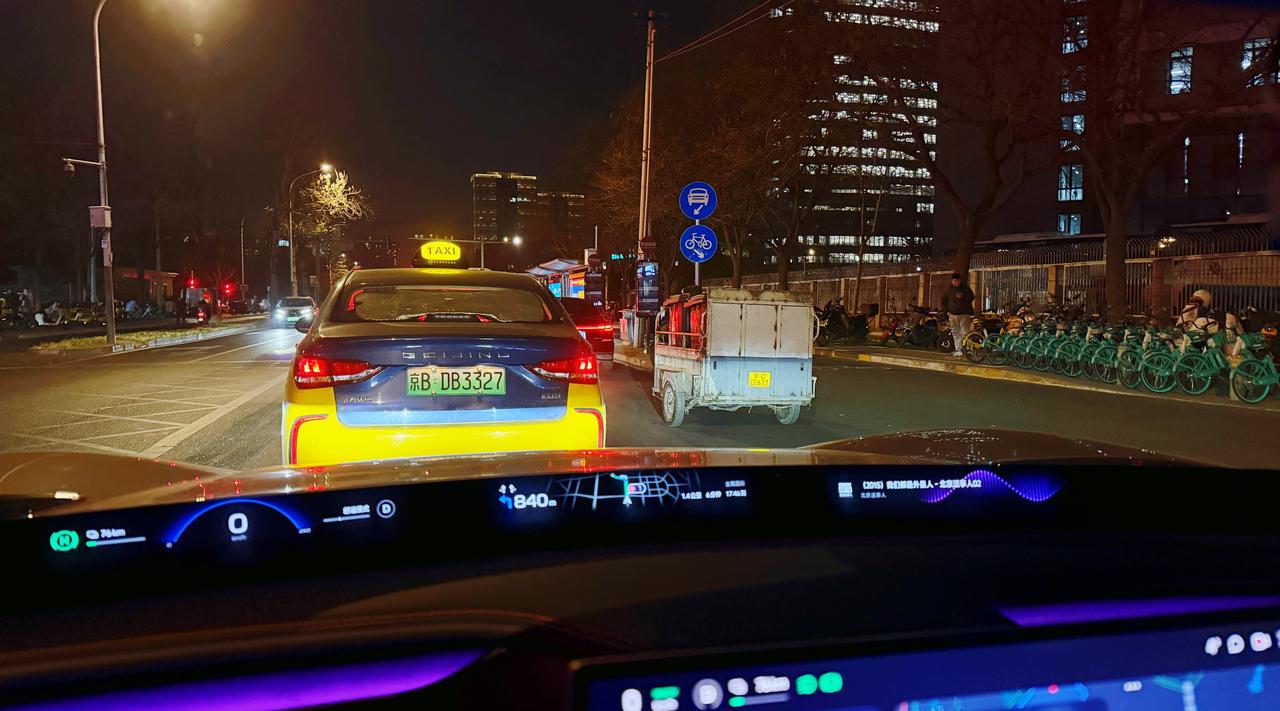 不知道从什么时候，马路上多了好多挂摩托车牌的三轮，骑的贼慢，还得走机动车道，你按