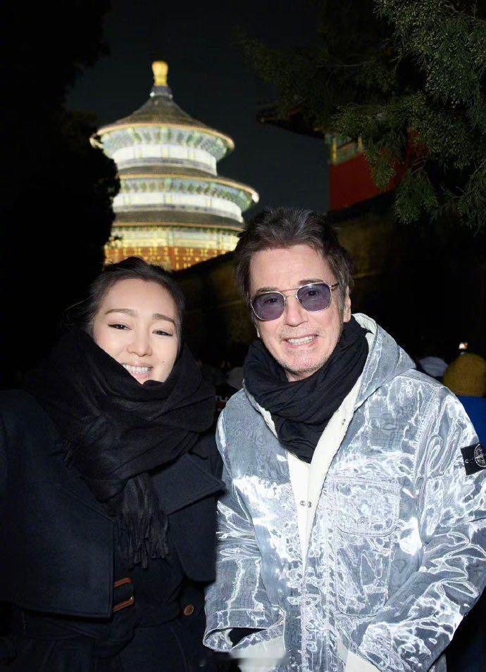 巩俐和老公打卡北京中轴线 巩俐夫妇的北京中轴线Citywalk太甜啦！晒出多张打