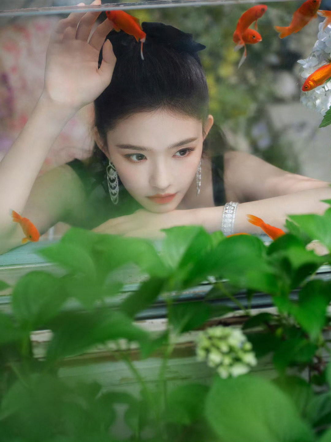 林允看得出她是公主被林允的新造型狠狠美到！半扎头发配上波点吊带裙，气质up up