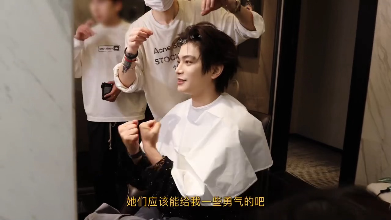 哎呦这个禹兮特别宠溺的笑着说：“因为这样她们的声音最能听得清楚。”“她们应该能给