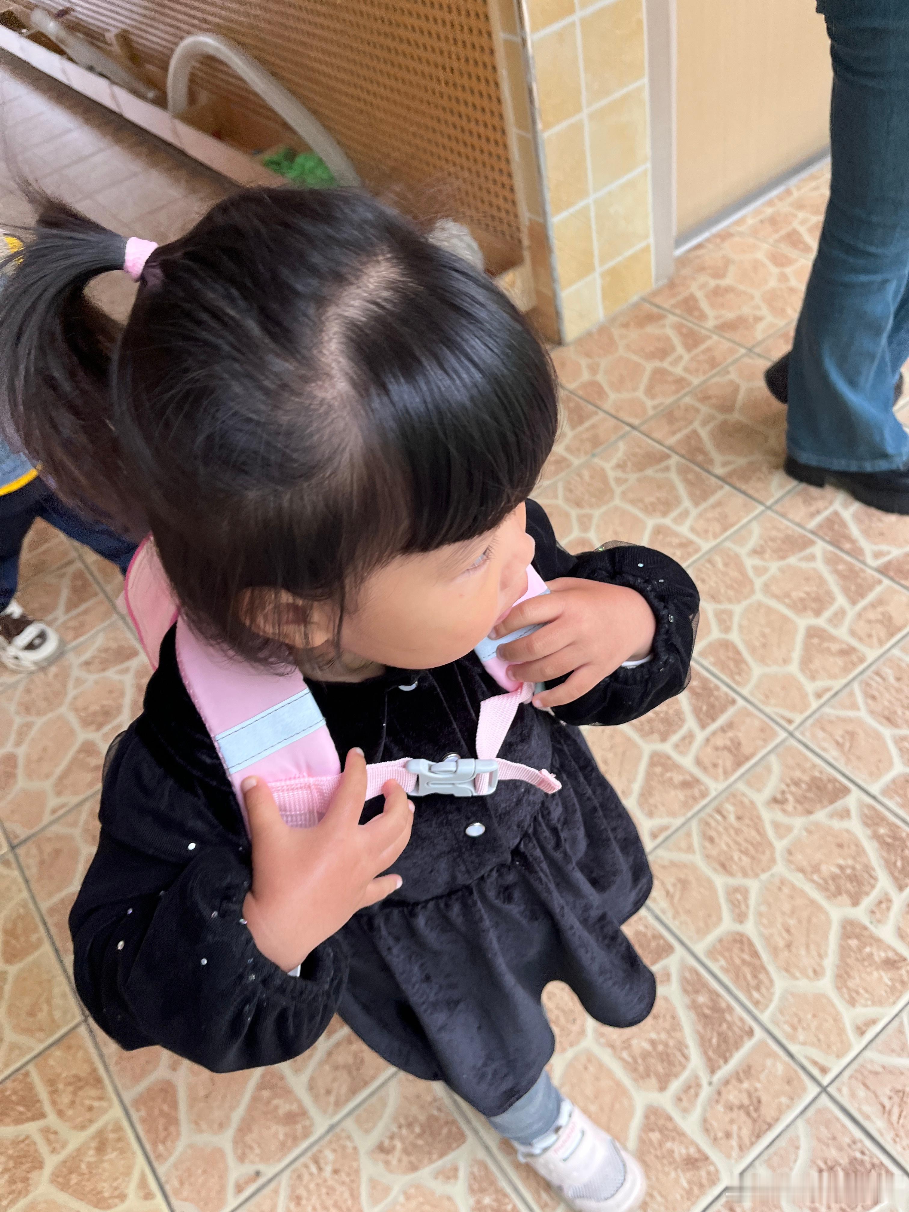 今天家长开放日，累晕我了。早早来到学校，又说没穿校服，我又回去拿，回到楼下发现没